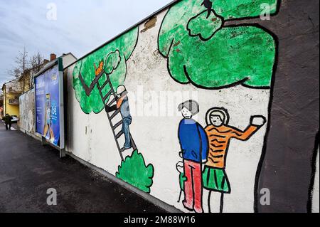 Kindliches Gemälde an einer verfallenden Wand, der Feuerwehrmann holt eine Katze von einem Baum, Kempten, Allgaeu, Bayern, Deutschland Stockfoto