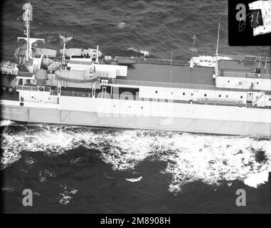 Von der Steuerbordseite aus kann man das sowjetische Kabelschiff KEMJ der EMBA II-Klasse sehen. Land: Unbekannt Stockfoto