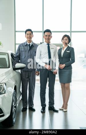 Auto 4 ist ein junger Verkäufer Stockfoto