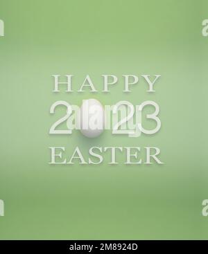 Frohe Ostergrüße mit einem echten Ei, das die Zahl 2023 vor einem grasgrünen Hintergrund zeigt Stockfoto