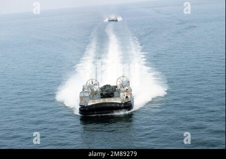 Ein Bugblick auf ein Luftkissen-Landungsschiff LCAC-12 in der Nähe der Naval Amphibious Base, Little Creek, Virginia Das Landefahrzeug hat einen Hauptkampfpanzer der Marine M-1A1. Eine zweite LCAC folgt im Anschluss an die erste. Land: Chesapeake Bay Stockfoto