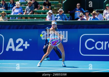 Linda Fruhvirtova wurde während des Kooyong Classic Tennis Tournament Frauen-Singles-Spiels am 1. Tag gegen Donna Vekic in Aktion gesehen. Melbournes Tennissommer hat begonnen, und der Care A2 Kooyong Classic bietet einen erstklassigen Eröffnungstag im Kooyong Lawn Tennis Club. Donna Vekic startete die Frauen-Singles mit einer 6-4, 6-3 Niederlage von Linda Fruhvirtova. Vekic, die kroatische Welt Nr. 60 besiegte den aufstrebenden tschechischen Stern in ihrem Debüt auf dem historischen Innenhof von Kooyongís.Obwohl es eine frühe Gelegenheit gab, den Vekic-Aufschlag zu brechen, konnte Fruhvirtova nicht davon profitieren, mit Erfahrung, die dem C geholfen hat Stockfoto