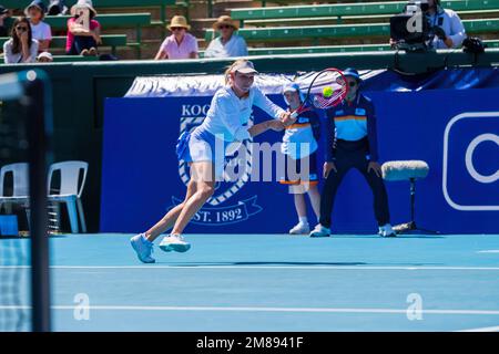 Donna Vekic war während des Kooyong Classic Tennis Tournament Frauen-Singles-Spiels von Tag 1 gegen Linda Fruhvirtova in Aktion. Melbournes Tennissommer hat begonnen, und der Care A2 Kooyong Classic bietet einen erstklassigen Eröffnungstag im Kooyong Lawn Tennis Club. Donna Vekic startete die Frauen-Singles mit einer 6-4, 6-3 Niederlage von Linda Fruhvirtova. Vekic, die kroatische Welt Nr. 60 besiegte den aufstrebenden tschechischen Stern in ihrem Debüt auf dem historischen Innenhof von Kooyongís.Obwohl es eine frühe Gelegenheit gab, den Vekic-Aufschlag zu brechen, konnte Fruhvirtova nicht davon profitieren, mit Erfahrung, die dem C geholfen hat Stockfoto