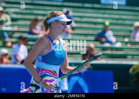 Linda Fruhvirtova wurde während des Kooyong Classic Tennis Tournament Frauen-Singles-Spiels am 1. Tag gegen Donna Vekic in Aktion gesehen. Melbournes Tennissommer hat begonnen, und der Care A2 Kooyong Classic bietet einen erstklassigen Eröffnungstag im Kooyong Lawn Tennis Club. Donna Vekic startete die Frauen-Singles mit einer 6-4, 6-3 Niederlage von Linda Fruhvirtova. Vekic, die kroatische Welt Nr. 60 besiegte den aufstrebenden tschechischen Stern in ihrem Debüt auf dem historischen Innenhof von Kooyongís.Obwohl es eine frühe Gelegenheit gab, den Vekic-Aufschlag zu brechen, konnte Fruhvirtova nicht davon profitieren, mit Erfahrung, die dem C geholfen hat Stockfoto