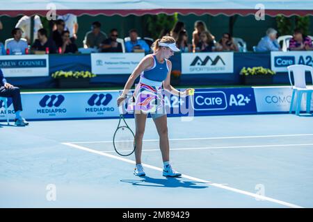 Linda Fruhvirtova wurde während des Kooyong Classic Tennis Tournament Frauen-Singles-Spiels am 1. Tag gegen Donna Vekic in Aktion gesehen. Melbournes Tennissommer hat begonnen, und der Care A2 Kooyong Classic bietet einen erstklassigen Eröffnungstag im Kooyong Lawn Tennis Club. Donna Vekic startete die Frauen-Singles mit einer 6-4, 6-3 Niederlage von Linda Fruhvirtova. Vekic, die kroatische Welt Nr. 60 besiegte den aufstrebenden tschechischen Stern in ihrem Debüt auf dem historischen Innenhof von Kooyongís.Obwohl es eine frühe Gelegenheit gab, den Vekic-Aufschlag zu brechen, konnte Fruhvirtova nicht davon profitieren, mit Erfahrung, die dem C geholfen hat Stockfoto