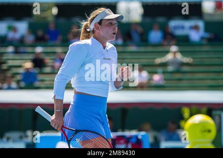 Donna Vekic war während des Kooyong Classic Tennis Tournament Frauen-Singles-Spiels von Tag 1 gegen Linda Fruhvirtova in Aktion. Melbournes Tennissommer hat begonnen, und der Care A2 Kooyong Classic bietet einen erstklassigen Eröffnungstag im Kooyong Lawn Tennis Club. Donna Vekic startete die Frauen-Singles mit einer 6-4, 6-3 Niederlage von Linda Fruhvirtova. Vekic, die kroatische Welt Nr. 60 besiegte den aufstrebenden tschechischen Stern in ihrem Debüt auf dem historischen Innenhof von Kooyongís.Obwohl es eine frühe Gelegenheit gab, den Vekic-Aufschlag zu brechen, konnte Fruhvirtova nicht davon profitieren, mit Erfahrung, die dem C geholfen hat Stockfoto