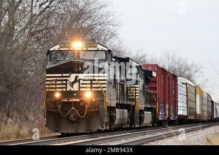 Bartlett, Illinois, USA. Durchfahrende Lokomotiven der Norfolk Southern Railway führen einen Güterzug der Canadian Pacific Railway durch den Nordosten von Illinois. Stockfoto