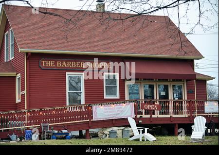 Winfield, Illinois, USA. Ein altmodischer Friseurladen in einem ehrwürdigen alten Gebäude, das für die Verwendung als Friseur umgebaut wurde. Stockfoto