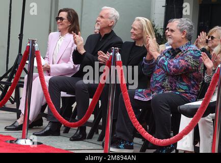 Hollywood, Ca. 12. Januar 2023. Stephen lang, Sigourney Weaver, James Cameron, Suzy Amis Cameron, Jon Landau bei der James Cameron und Jon Landau Hand- und Fußabdruck-Zeremonie zur Feier von Avatar: The Water im TCL Chinese Theater in Hollywood, Kalifornien, am 12. Januar 2023. Kredit: Faye Sadou/Media Punch/Alamy Live News Stockfoto