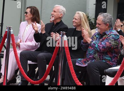 Hollywood, Ca. 12. Januar 2023. Stephen lang, Sigourney Weaver, James Cameron, Suzy Amis Cameron, Jon Landau bei der James Cameron und Jon Landau Hand- und Fußabdruck-Zeremonie zur Feier von Avatar: The Water im TCL Chinese Theater in Hollywood, Kalifornien, am 12. Januar 2023. Kredit: Faye Sadou/Media Punch/Alamy Live News Stockfoto