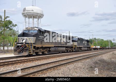 Naperville, Illinois, USA. Zwei durchfahrene Lokomotiven der Norfolk Southern Railway führen einen Frachtzug der Burlington Northern Santa Fe Railway. Stockfoto