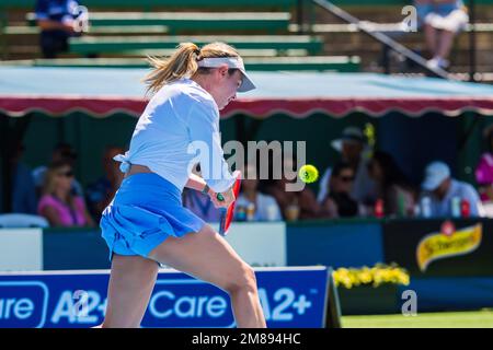 Donna Vekic war während des Kooyong Classic Tennis Tournament Frauen-Singles-Spiels von Tag 1 gegen Linda Fruhvirtova in Aktion. Melbournes Tennissommer hat begonnen, und der Care A2 Kooyong Classic bietet einen erstklassigen Eröffnungstag im Kooyong Lawn Tennis Club. Donna Vekic startete die Frauen-Singles mit einer 6-4, 6-3 Niederlage von Linda Fruhvirtova. Vekic, die kroatische Welt Nr. 60 besiegte den aufstrebenden tschechischen Stern in ihrem Debüt auf dem historischen Innenhof von Kooyongís.Obwohl es eine frühe Gelegenheit gab, den Vekic-Aufschlag zu brechen, konnte Fruhvirtova nicht davon profitieren, mit Erfahrung, die dem C geholfen hat Stockfoto