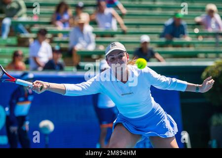 Donna Vekic war während des Kooyong Classic Tennis Tournament Frauen-Singles-Spiels von Tag 1 gegen Linda Fruhvirtova in Aktion. Melbournes Tennissommer hat begonnen, und der Care A2 Kooyong Classic bietet einen erstklassigen Eröffnungstag im Kooyong Lawn Tennis Club. Donna Vekic startete die Frauen-Singles mit einer 6-4, 6-3 Niederlage von Linda Fruhvirtova. Vekic, die kroatische Welt Nr. 60 besiegte den aufstrebenden tschechischen Stern in ihrem Debüt auf dem historischen Innenhof von Kooyongís.Obwohl es eine frühe Gelegenheit gab, den Vekic-Aufschlag zu brechen, konnte Fruhvirtova nicht davon profitieren, mit Erfahrung, die dem C geholfen hat Stockfoto