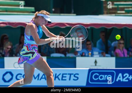 Linda Fruhvirtova wurde während des Kooyong Classic Tennis Tournament Frauen-Singles-Spiels am 1. Tag gegen Donna Vekic in Aktion gesehen. Melbournes Tennissommer hat begonnen, und der Care A2 Kooyong Classic bietet einen erstklassigen Eröffnungstag im Kooyong Lawn Tennis Club. Donna Vekic startete die Frauen-Singles mit einer 6-4, 6-3 Niederlage von Linda Fruhvirtova. Vekic, die kroatische Welt Nr. 60 besiegte den aufstrebenden tschechischen Stern in ihrem Debüt auf dem historischen Innenhof von Kooyongís.Obwohl es eine frühe Gelegenheit gab, den Vekic-Aufschlag zu brechen, konnte Fruhvirtova nicht davon profitieren, mit Erfahrung, die dem C geholfen hat Stockfoto