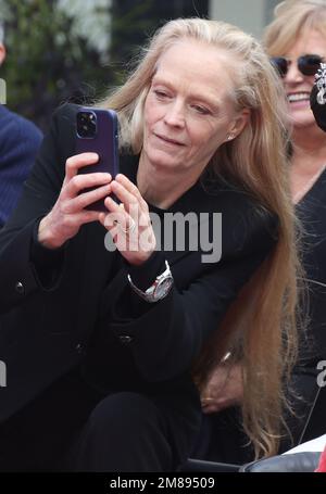 Hollywood, Ca. 12. Januar 2023. Suzy Amis Cameron bei der Hand- und Fußabdruck-Zeremonie von James Cameron und Jon Landau zur Feier von Avatar: The Way of Water im TCL Chinese Theater in Hollywood, Kalifornien, am 12. Januar 2023. Kredit: Faye Sadou/Media Punch/Alamy Live News Stockfoto