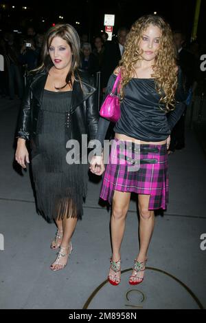 Die Sängerin Lisa Marie Presley (R) und ihre Tochter Riley Keough nehmen an der Gala der 20. Annual Night of Stars Awards der Fashion Group International in Ciprian Teil Stockfoto