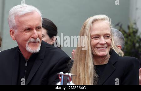 Hollywood, Ca. 12. Januar 2023. James Cameron und Suzy Amis Cameron bei der Hand- und Fußabdruck-Zeremonie von James Cameron und Jon Landau zur Feier von Avatar: The Way of Water im TCL Chinese Theater in Hollywood, Kalifornien, am 12. Januar 2023. Kredit: Faye Sadou/Media Punch/Alamy Live News Stockfoto