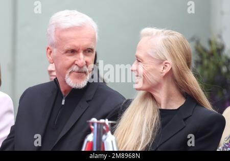 Hollywood, Ca. 12. Januar 2023. James Cameron und Suzy Amis Cameron bei der Hand- und Fußabdruck-Zeremonie von James Cameron und Jon Landau zur Feier von Avatar: The Way of Water im TCL Chinese Theater in Hollywood, Kalifornien, am 12. Januar 2023. Kredit: Faye Sadou/Media Punch/Alamy Live News Stockfoto