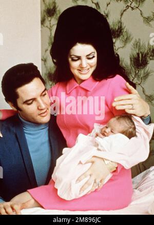 Elvis Presley, Priscilla Presley, verlässt das Baptist Hospital, Memphis, Tennessee, mit ihrer Tochter Lisa-Marie, geboren im Krankenhaus am 1. Februar 1968. Aktenzeichen 33635 703CPC Kredit: PictureLux/The Hollywood Archive/Alamy Live News Stockfoto