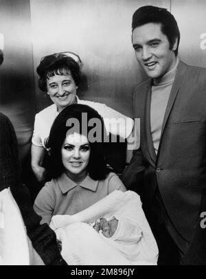 Elvis Presley, Priscilla Presley, verlässt das Baptist Hospital, Memphis, Tennessee, mit ihrer Tochter Lisa-Marie, geboren im Krankenhaus am 1. Februar 1968. Aktenzeichen 33635 744THA Kredit: PictureLux/The Hollywood Archive/Alamy Live News Stockfoto