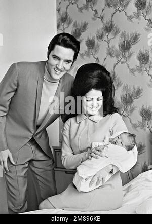 Elvis Presley, Priscilla Presley, verlässt das Baptist Hospital, Memphis, Tennessee, mit ihrer Tochter Lisa-Marie, geboren im Krankenhaus am 1. Februar 1968. Aktenzeichen 33635 710CPC Kredit: PictureLux/The Hollywood Archive/Alamy Live News Stockfoto