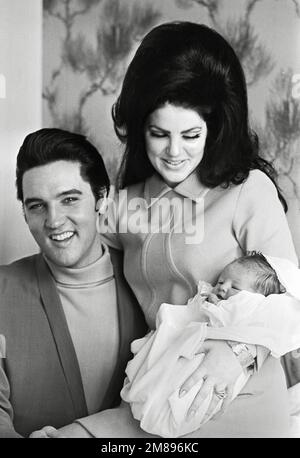 Elvis Presley, Priscilla Presley, verlässt das Baptist Hospital, Memphis, Tennessee, mit ihrer Tochter Lisa-Marie, geboren im Krankenhaus am 1. Februar 1968. Aktenzeichen 33635 777CPC Kredit: PictureLux/The Hollywood Archive/Alamy Live News Stockfoto