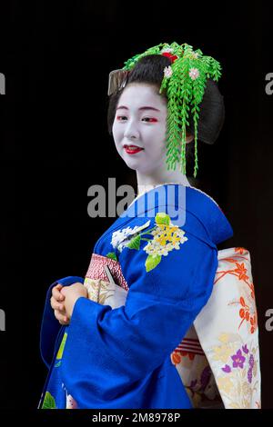 Eine maiko und Geisha schießen auf Manpakuji, Kyoto Stockfoto
