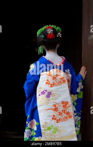 Eine maiko und Geisha schießen auf Manpakuji, Kyoto Stockfoto