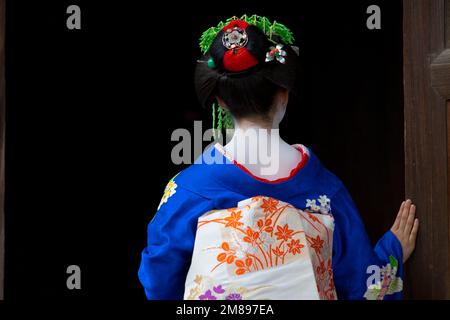 Eine maiko und Geisha schießen auf Manpakuji, Kyoto Stockfoto