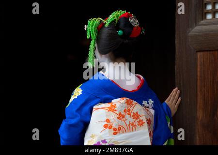 Eine maiko und Geisha schießen auf Manpakuji, Kyoto Stockfoto