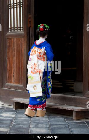 Eine maiko und Geisha schießen auf Manpakuji, Kyoto Stockfoto