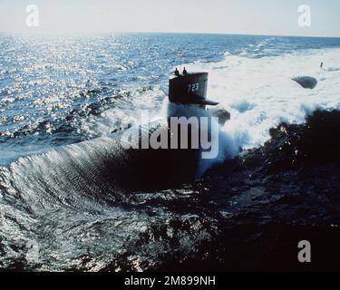 Ein Hafenbogenblick auf das nuklearbetriebene Angriffs-U-Boot OKLAHOMA CITY (SSN-723) im Gange. Land: Unbekannt Stockfoto
