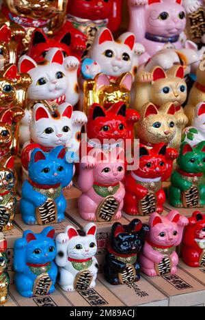 Maneki Neko, oder winkende Katzen, soll Glück oder Reichtum in ein Haus oder Geschäft einladen. Hier sind Dutzende zum Verkauf an einem Schrein an Silvester, S. Stockfoto