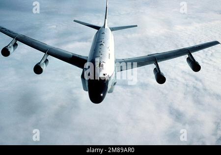 Eine Luft-Luft-Vorderansicht eines RC-135 Stratolifter-Flugzeugs aus dem 306. Strategic Wing während einer Tankmission über der Nordsee. Land: Unbekannt Stockfoto