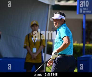 Honolulu, Hawaii, USA. 12. Januar 2023. K.J. CHOI beobachtet seinen Schuss vom 10. Loch während der ersten Runde der Sony Open auf dem Waialae Golf Course, Honolulu, Hawaii. (Kreditbild: © Steven Erler/ZUMA Press Wire) NUR REDAKTIONELLE VERWENDUNG! Nicht für den kommerziellen GEBRAUCH! Stockfoto