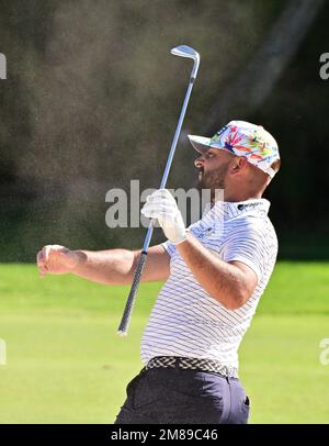 Honolulu, Hawaii, USA. 12. Januar 2023. WÄHREND der ersten Runde der Sony Open auf dem Waialae Golf Course, Honolulu, Hawaii, kam STEPHAN JAEGER aus dem Bunker am 10. Loch. (Kreditbild: © Steven Erler/ZUMA Press Wire) NUR REDAKTIONELLE VERWENDUNG! Nicht für den kommerziellen GEBRAUCH! Stockfoto