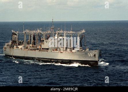 Steuerbord-Bugblick auf den laufenden Flottenöler USS CALOOSAHATCHEE (AO-98). Land: Mittelmeer (MED) Stockfoto