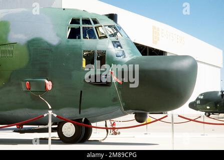 Bei der Einführung zeigt der Nasenabschnitt eines MC-130H Kampfflugzeugs Talon II, das der 8. Spezialeinheit zugeteilt wurde, das kugelförmige Gehäuse für den AN/APQ-170 Radar. In der Blase darunter befindet sich ein Infrarotgerät. Der MC-130H ist ein Spezialeinsatz. Basis: Greenville Bundesstaat: Texas (TX) Land: Vereinigte Staaten von Amerika (USA) Stockfoto