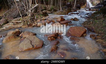 Wunderschöne Landschaft mit einem kleinen Wasserfall in Einem Wald mit Steingelände Stockfoto