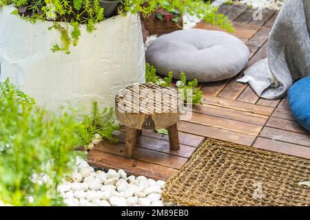 Stuhl und Kissen aus Holz im Garten Stockfoto