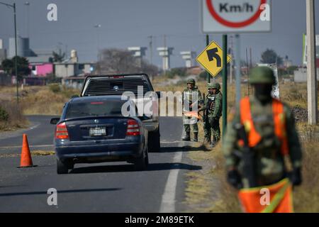 Nicht exklusiv: Januar 12 in Almoloya de Juárez, Mexiko : Elemente der mexikanischen Armee in Begleitung der Nationalgarde unterhalten Patrouillen und Scheckpoi Stockfoto