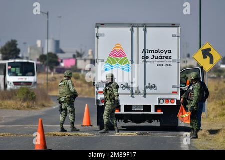 Nicht exklusiv: Januar 12 in Almoloya de Juárez, Mexiko : Elemente der mexikanischen Armee in Begleitung der Nationalgarde unterhalten Patrouillen und Scheckpoi Stockfoto