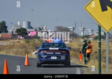 Nicht exklusiv: Januar 12 in Almoloya de Juárez, Mexiko : Elemente der mexikanischen Armee in Begleitung der Nationalgarde unterhalten Patrouillen und Scheckpoi Stockfoto