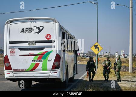 Nicht exklusiv: Januar 12 in Almoloya de Juárez, Mexiko : Elemente der mexikanischen Armee in Begleitung der Nationalgarde unterhalten Patrouillen und Scheckpoi Stockfoto