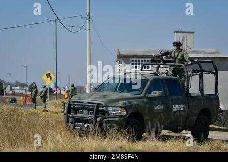 Nicht exklusiv: Januar 12 in Almoloya de Juárez, Mexiko : Elemente der mexikanischen Armee in Begleitung der Nationalgarde unterhalten Patrouillen und Scheckpoi Stockfoto