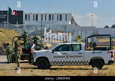 Nicht exklusiv: Januar 12 in Almoloya de Juárez, Mexiko : Elemente der mexikanischen Armee in Begleitung der Nationalgarde unterhalten Patrouillen und Scheckpoi Stockfoto