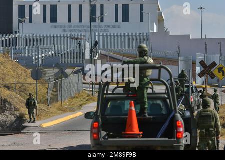 Nicht exklusiv: Januar 12 in Almoloya de Juárez, Mexiko : Elemente der mexikanischen Armee in Begleitung der Nationalgarde unterhalten Patrouillen und Scheckpoi Stockfoto