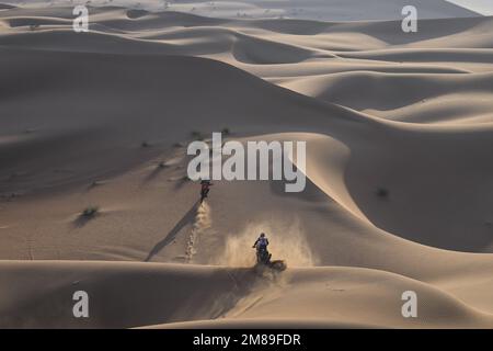 Saudi-Arabien – 12/01/2023, 42 VAN BEVEREN Adrien (FRA), Monster Energy Honda Team, Honda, Moto, FIM W2RC, Motul, 16 ZWEIGSTELLE Ross (bwa), Hero Motorsports Team Rally, Hero, Moto, FIM W2RC, Motul, Action während der Phase 11 des Dakar 2023 zwischen Shaybah und dem Leere Quarter Marathon, am 12. Januar 2023 in Leere Quarter Marathon, Saudi-Arabien - Foto: Eric Vargiolu/DPPI/LiveMedia Stockfoto