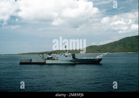 Ein Steuerbordbalken-Blick auf das Panzerlandeschiff USS BOULDER (LST 1190), das vor der Küste von Puerto Rico während der Übung OCEAN VENTURE '88 vor Anker lag. Gegenstand Operation/Serie: OCEAN VENTURE '88 Land: Karibik Stockfoto