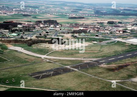 Luftaufnahme der Luftschutzbunker und anderer Einrichtungen an Bord der Basis. Basis: Luftwaffenstützpunkt Bitburg Land: Deutschland / Deutschland (DEU) Stockfoto